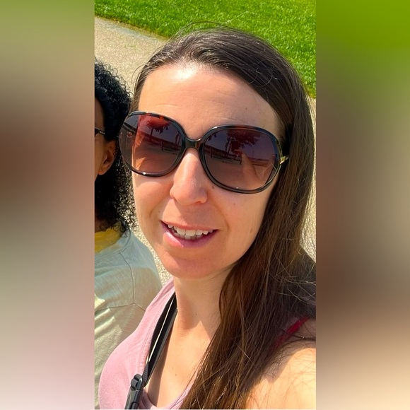 Laura - Picture 3 of 4